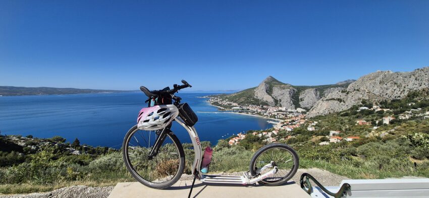 Koloběžka s výhledem na Omiš