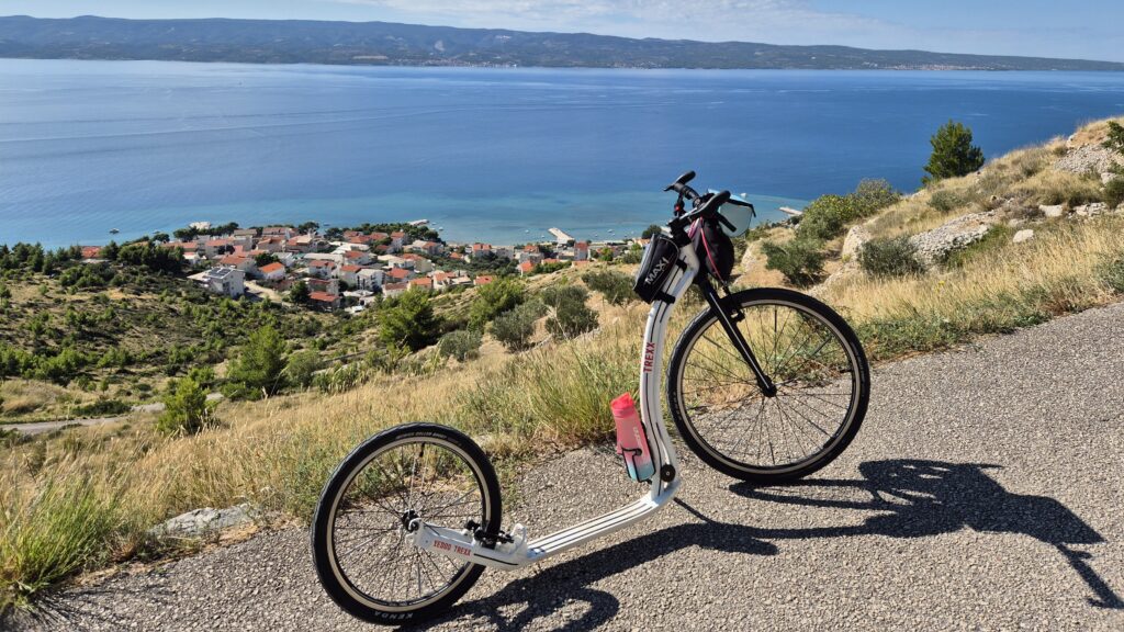Koloběžka s výhledem na moře v Omiši
