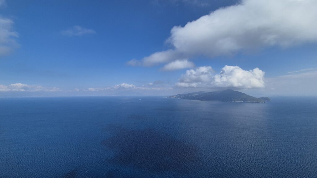 výhled na pevninu z capri